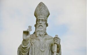 Svatý Patrik - patron Irska (a objevitel whisky?), kamenná socha světce - detail
