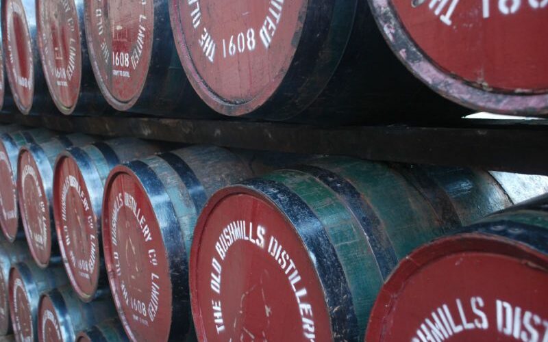 Investiční edice whisky Bushmills - sudy s whisky v Old Bushmills