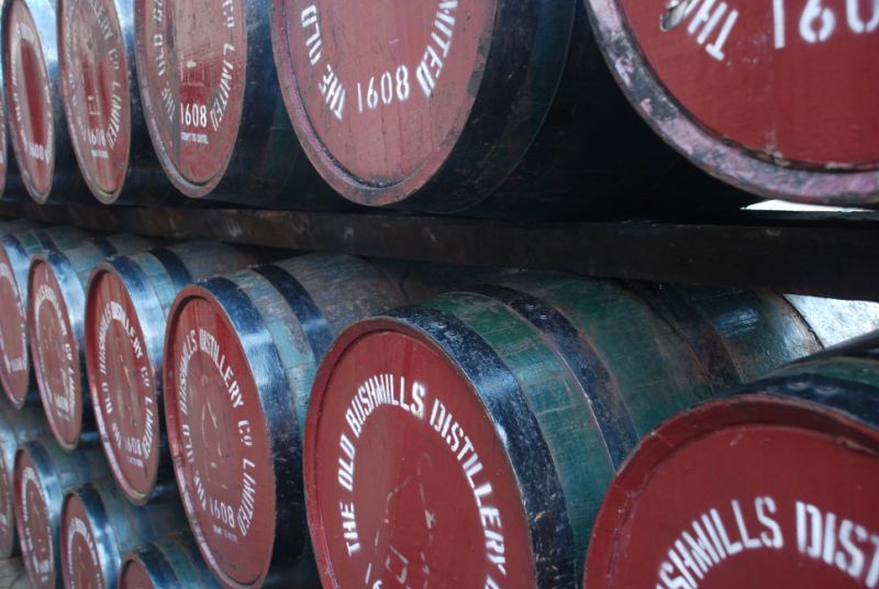 Investiční edice whisky Bushmills - sudy s whisky v Old Bushmills