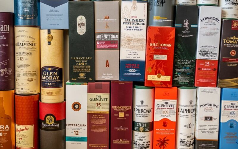 Investiční whisky - sbírka lahví na polici