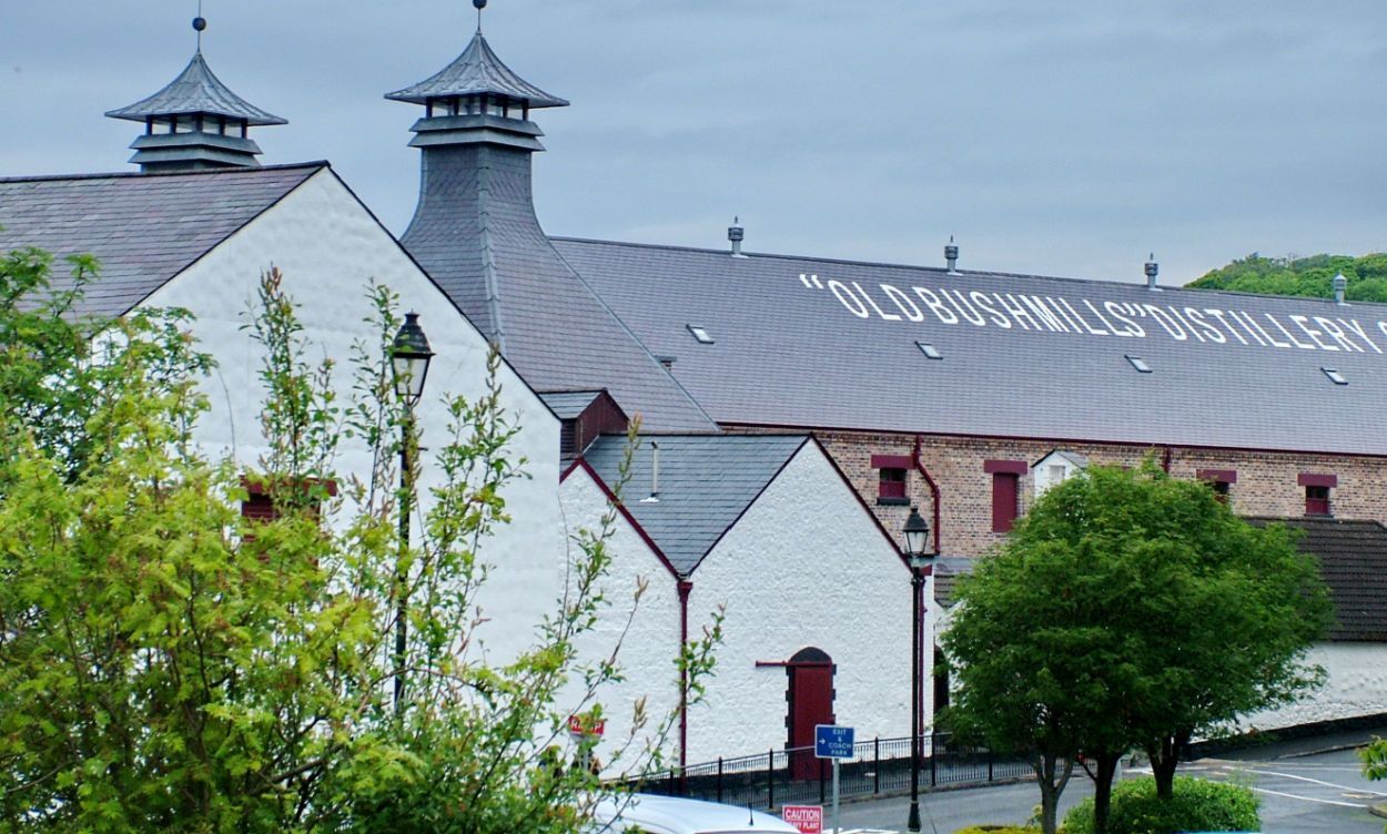 The Old Bushmills Distillery Ireland - panoramatický pohled na budovu palírny