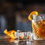 Připravte si Bourbon Old Fashioned drink - ingredience + postup (5 minut)