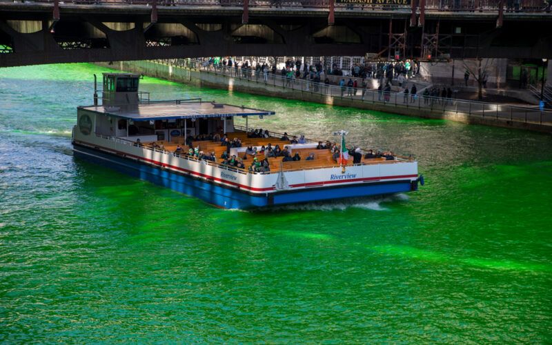 Barvení řeky v Chicagu na Den svatého Patrika - na zeleno a z lodi