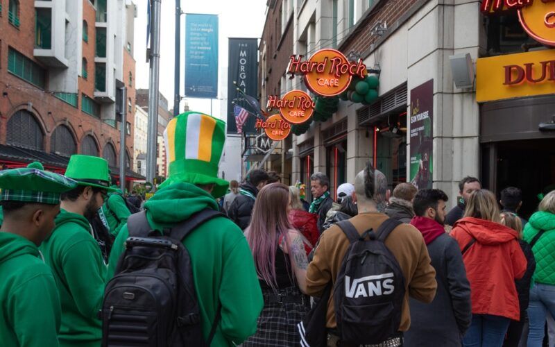 Den svatého Patrika v ulicích Dublinu - lidé v doprovodu městem
