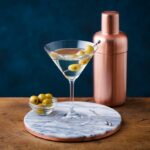 Míchaný nápoj Dirty Martini - recept + postup (5 minut), několik zajímavostí a trochu historie