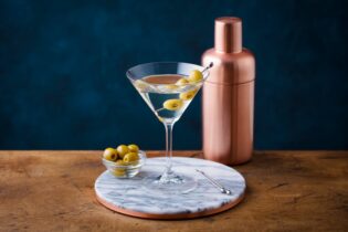 Dirty martini s olivami a shakerem