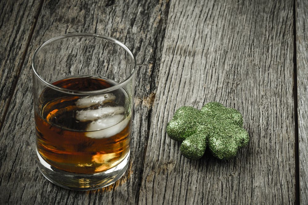 Irská whiskey, sklenice s whisky a jetel na oslavu Dne svatého Patrika