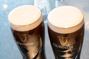 Irské pivo Guinness - načepované ve dvou sklenicích