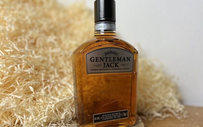 Jack Daniel's gentleman - láhev alkoholu v dřevěném podkladu