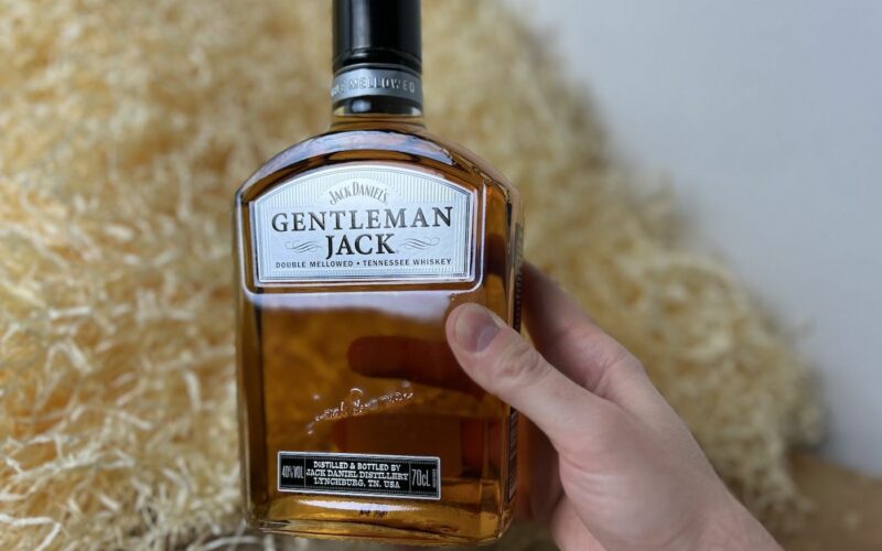 Jack Daniel's gentleman - láhev alkoholu v ruce