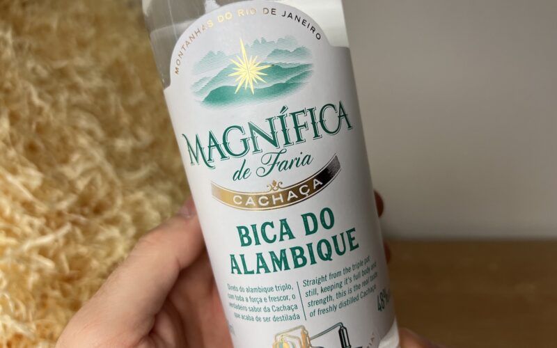 přední etiketa Cachaca Magnífica Bica do Alambique (detail)