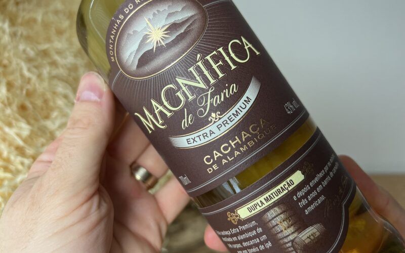 přední etiketa (detail) láhve Cachaça Magnífica Extra Premium