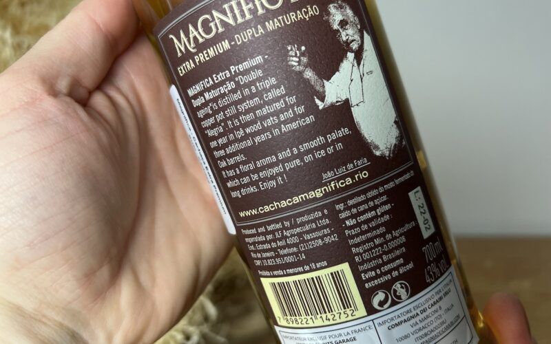 zadní etiketa (detail) láhve Cachaça Magnífica Extra Premium