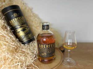 Aberfeldy 12y - sklenička s whisky, láhev, dárková tuba