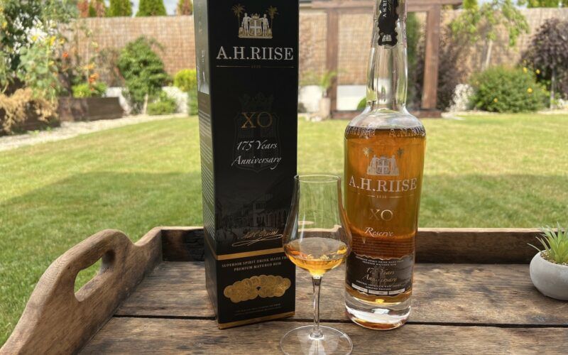 rum ve sklenici A.H. Riise XO 175 Years Anniversary