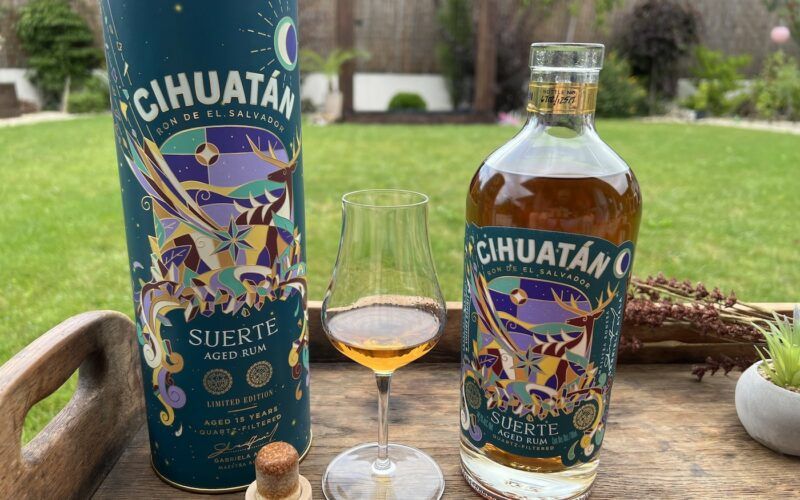 Cihuatan Suerte - rum v sklenici