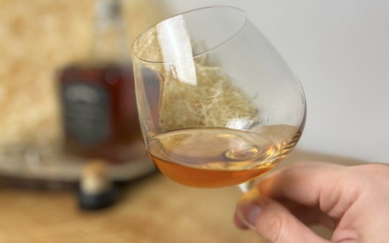 Jack Daniel's Single Barrel whisky v sklenici detail