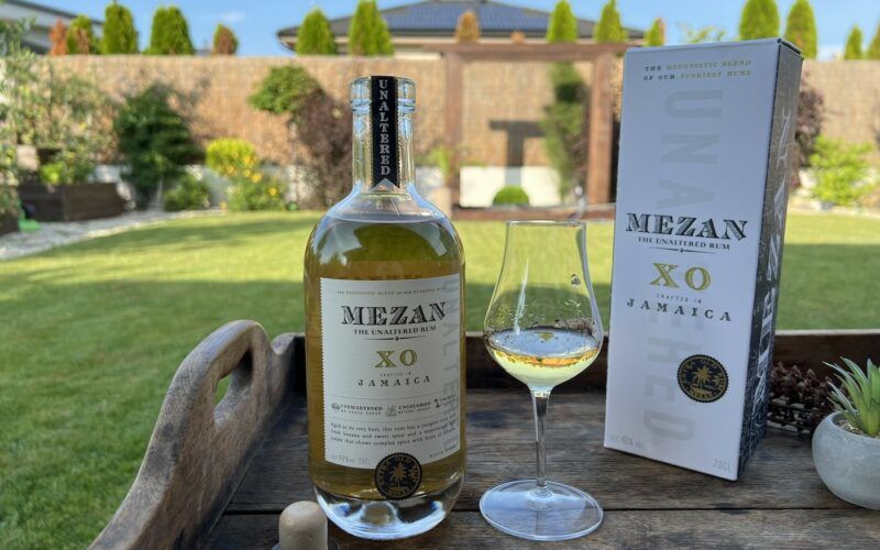 Mezan XO Jamaica rum v sklenici