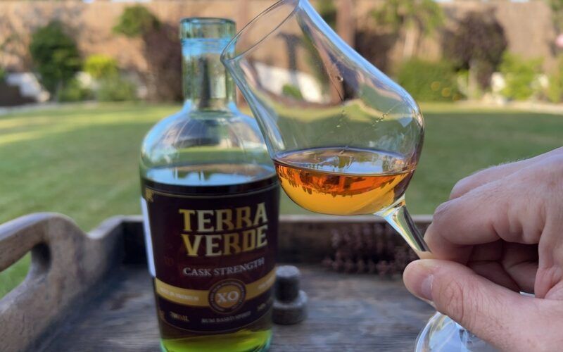 Terra Verde XO Cask Strength - rum v sklenici detail