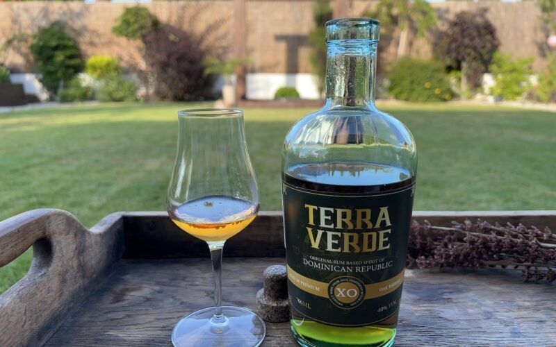 Terra Verde XO rum v sklenici