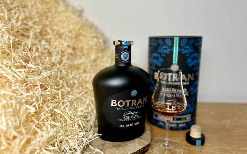 rum v sklenici Botran Rare Blend Guatemalan Oak Limited Edition