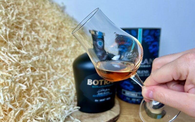 detail rumu v sklenici Botran Rare Blend Guatemalan Oak Limited Edition