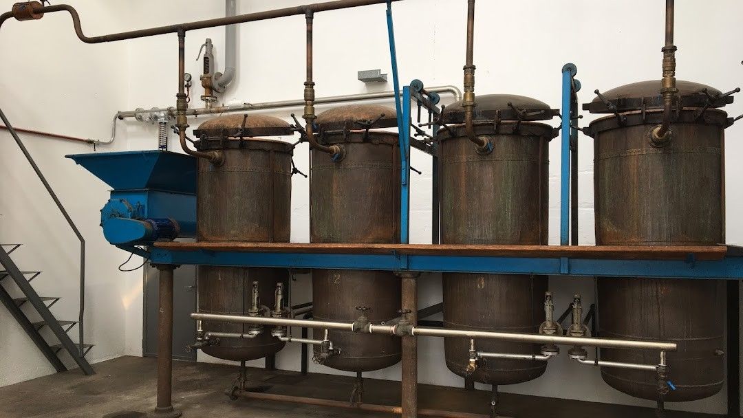 Tradiční destilační kotle lihovaru Distilleria Monte Grappa - zde se vyrábí i Roby Marton Gin
