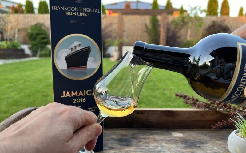 Transcontinental Rum Line Jamaica 2016 nalévání do sklenice