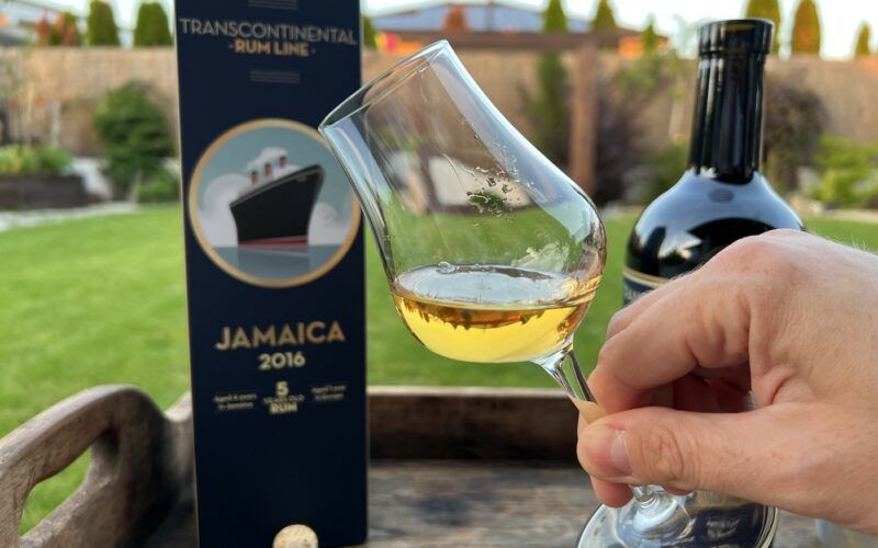 Transcontinental Rum Line Jamaica 2016 rum ve sklenici