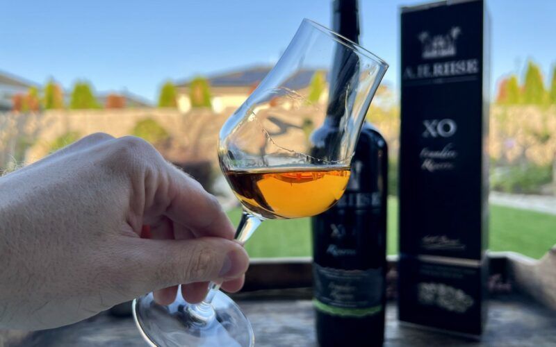 A.H. Riise XO Founder's Reserve Batch 6 - rum ve sklenici detail
