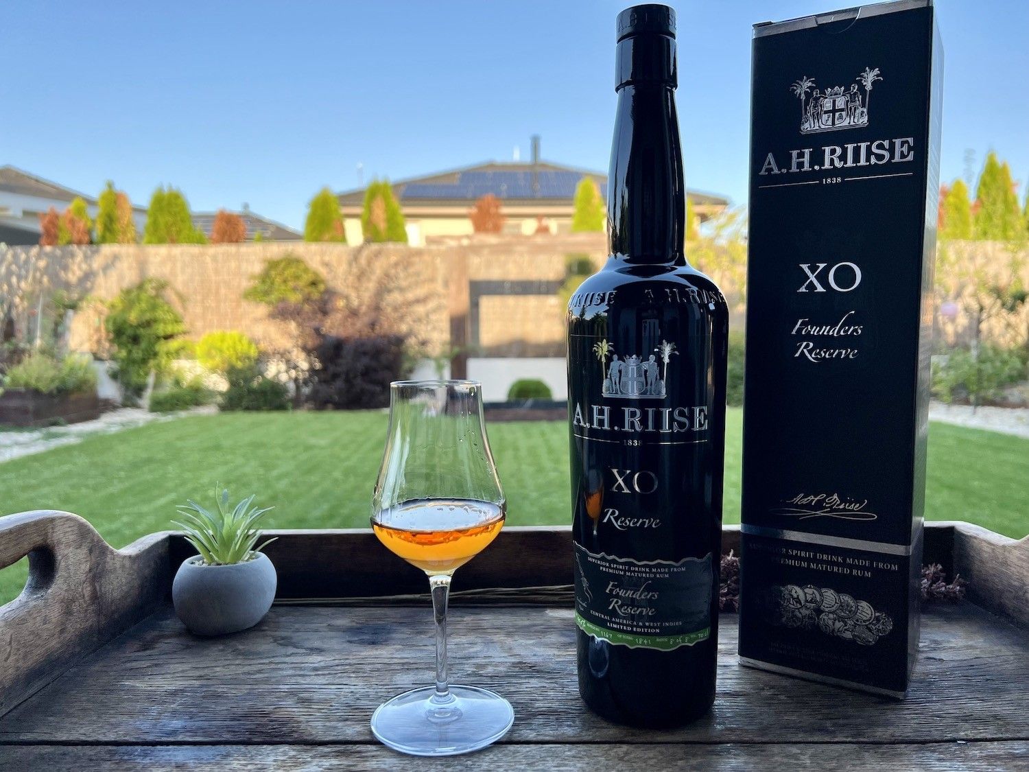 A.H. Riise XO Founder's Reserve Batch 6 - rum ve sklenici