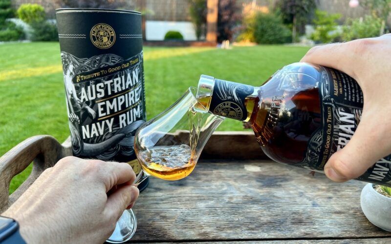 Austrian Empire Navy Anniversary nalévání rumu do sklenice