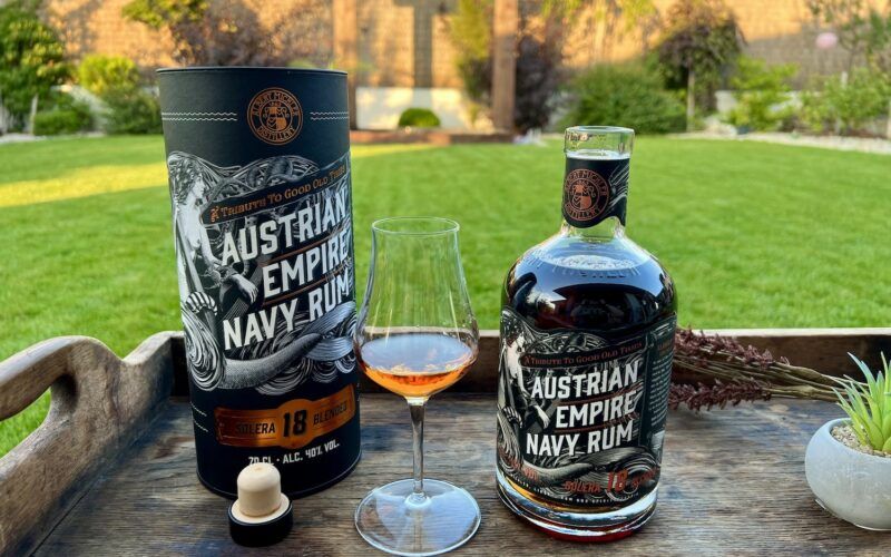 Austrian Empire Solera Blended Navy 18 rum ve sklenici