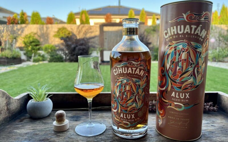 Cihuatán Alux - rum ve sklenici