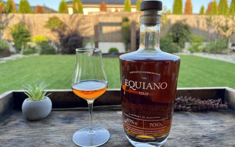 Equiano rum ve sklenici