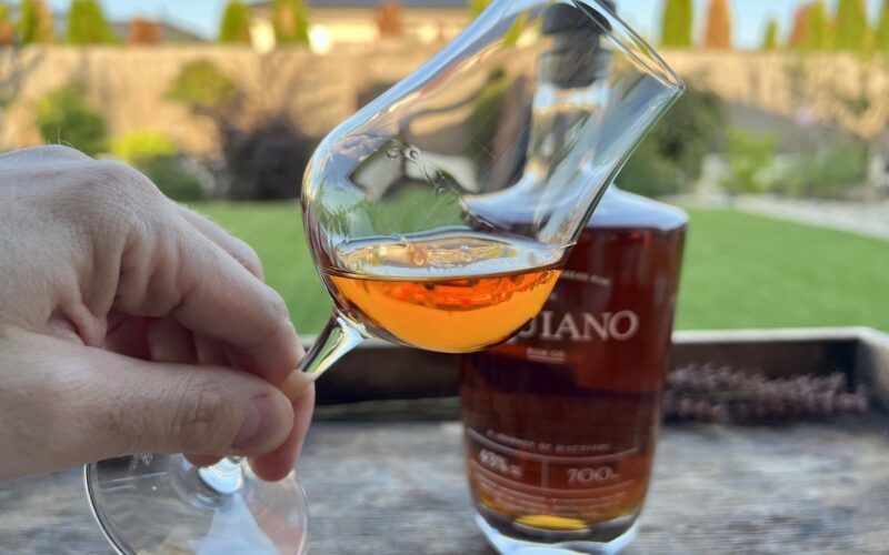 Equiano rum ve sklenici detail