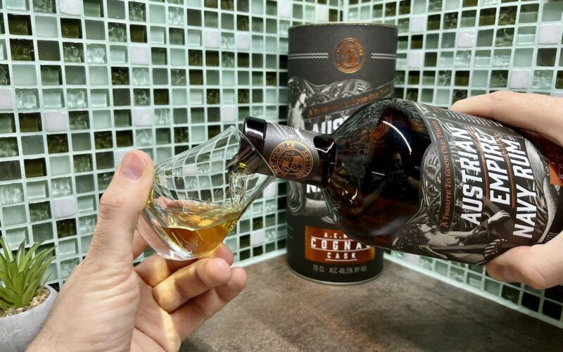 Austrian Empire Cognac Cask nalévání rumu do sklenice
