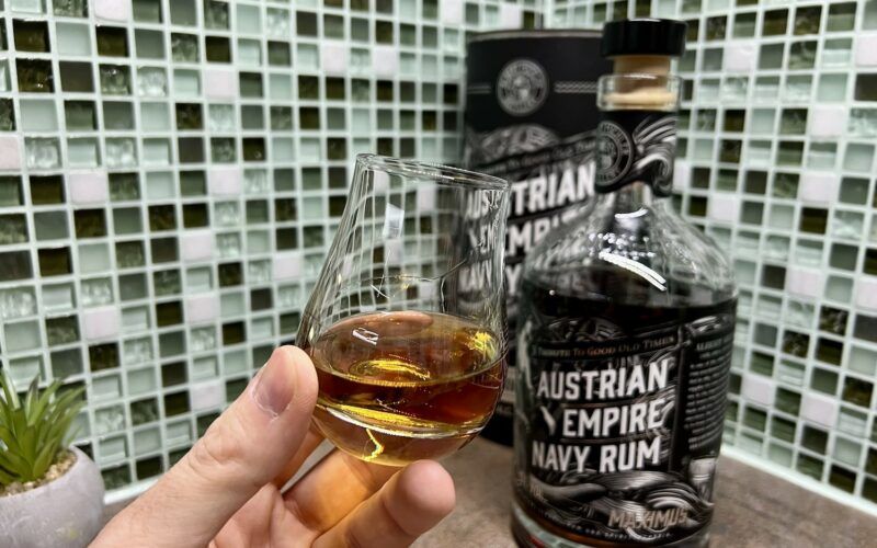 Austrian Empire Navy Maximus rum v sklenici