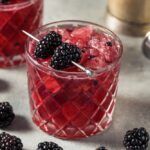 Bramble je ikonický koktejl z ginu a ostružinového likéru – recept a jeho příprava (5 minut)