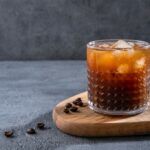 Espresso tonic - osvěžující kávový nápoj na léto bez alkoholu (výborná je ale také varianta s ginem)