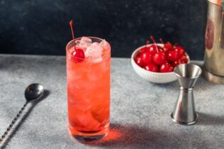 Koktejl Shirley Temple s třešní, sodou a vodkou