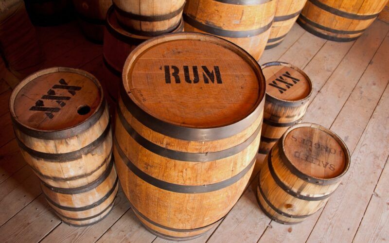 Sudy s rumem na pirátské lodi