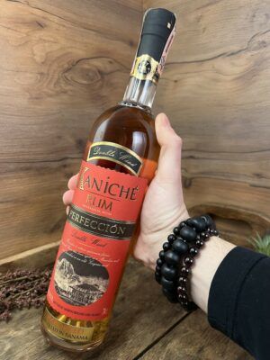 Kaniché Rum Perfección Double Wood láhev v ruce detail