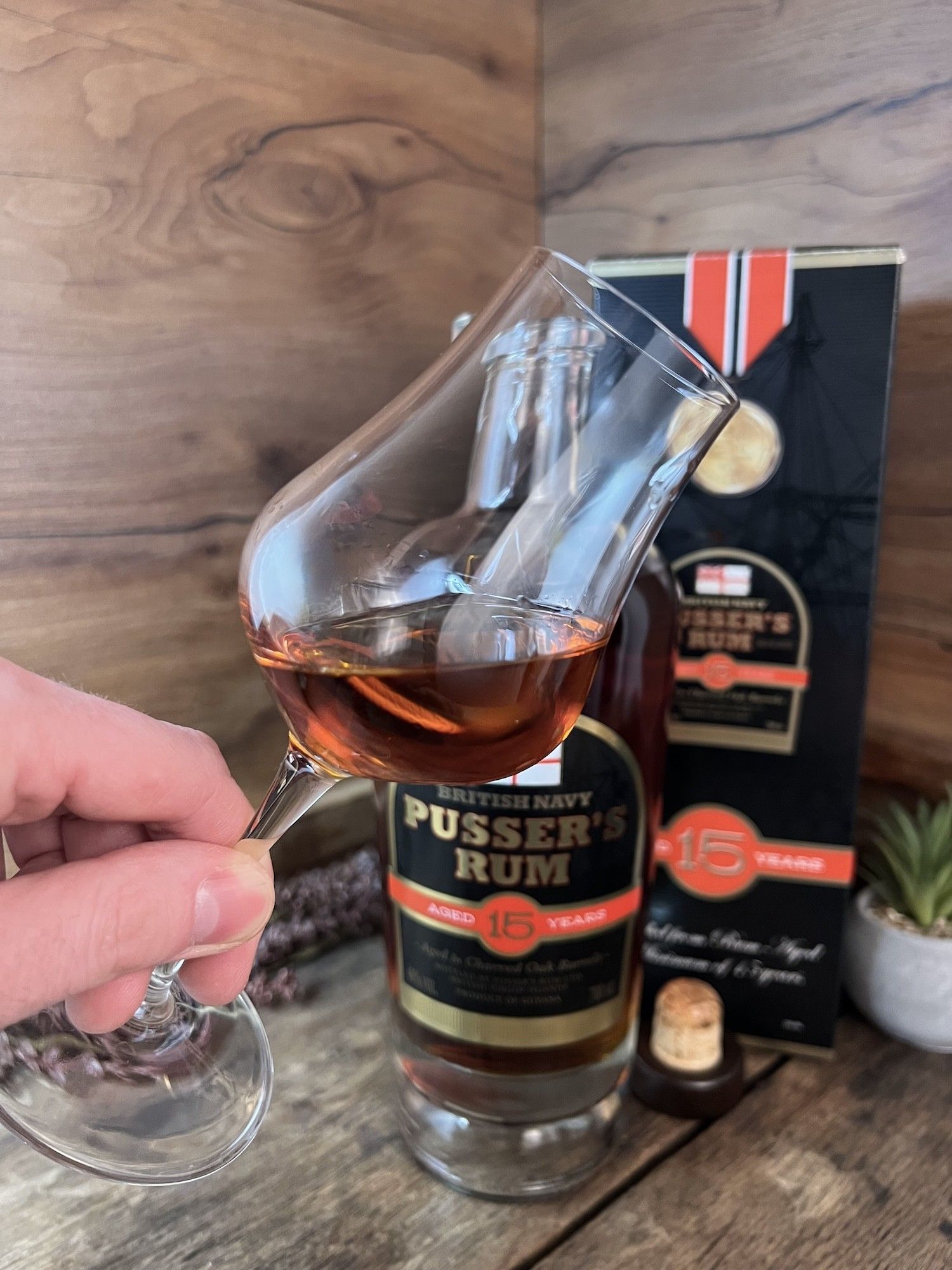 Pusser's Rum 15 ve sklenici (detail)