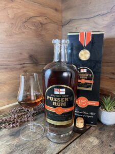 Pusser's Rum 15 ve sklenici