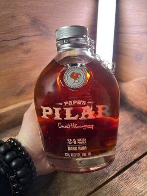 Papa's Pilar Dark Rum detail láhve