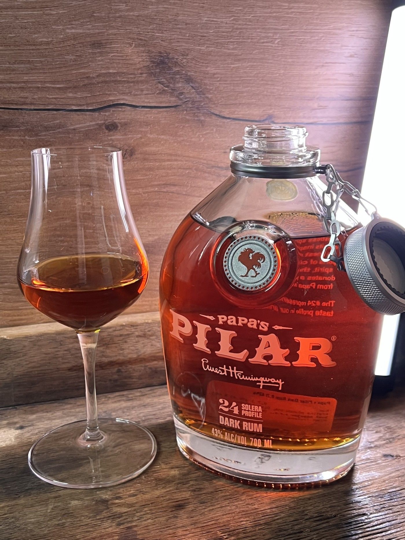Papa's Pilar Dark Rum ve sklenici